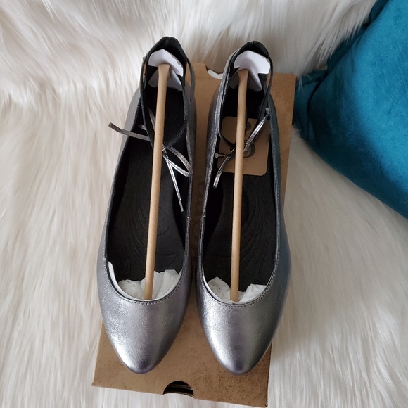 NEW Born Kharen Silver Leather Ankle Lace Flats - Picture 10 of 10